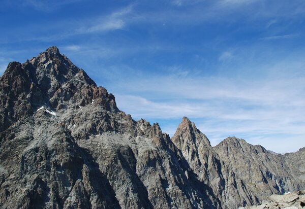 il monviso con alcuni tratti innevati