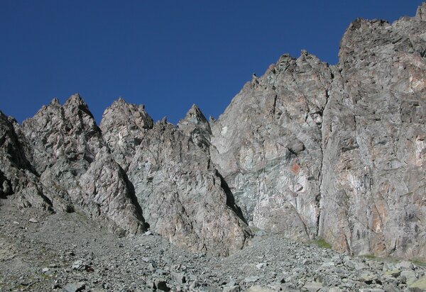 veduta delle montagne rocciose e del sentiero che porta al buco di viso.