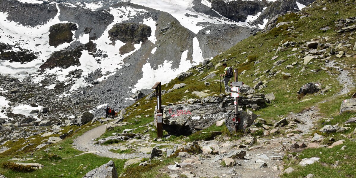 un tratto del sentiero del Giro del Monviso, con indicazione del bivio tra il tratto che raggiunge il rifugio Quintino Sella e quello che conduce al rifugio Vitale Giacoletti.