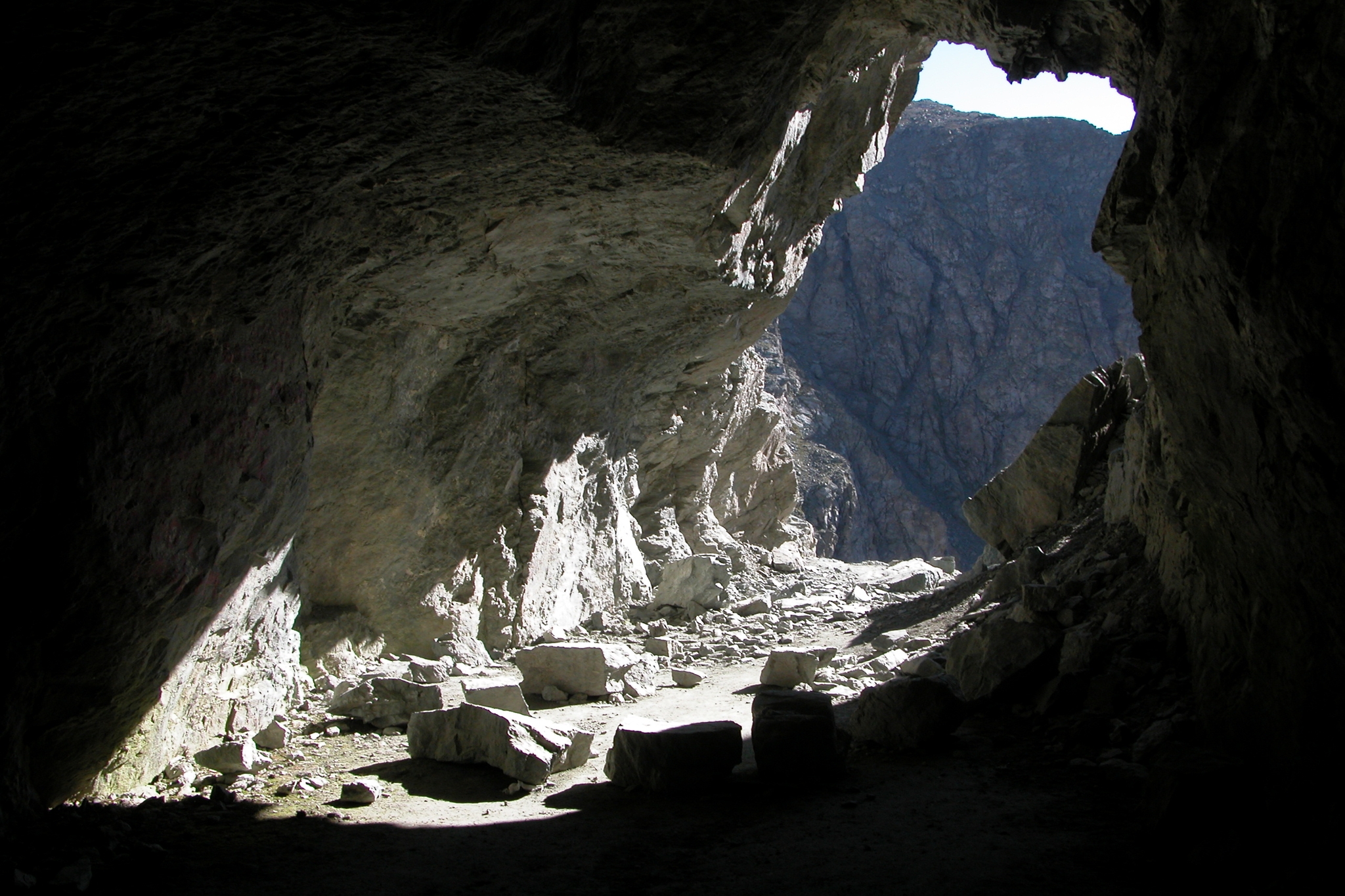 Immagine dall'interno del tunnel di Buco di Viso, all'esterno montagne
