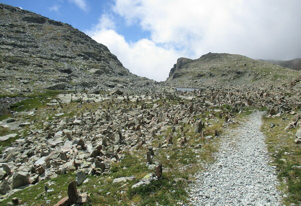 Sentiero pietroso, intorno vari massie  rocce in piedi